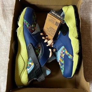 BRAND NEW NIKE AIR HUARACHE
